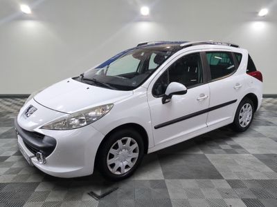 la petite voiture blanche est garée sur un carrelage à carreaux