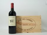 une bouteille de vin posée à côté d'une caisse en bois