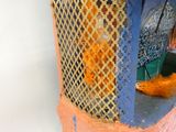 un chat orange assis sur un bateau jouet