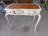 une petite table avec deux tiroirs dans une pièce