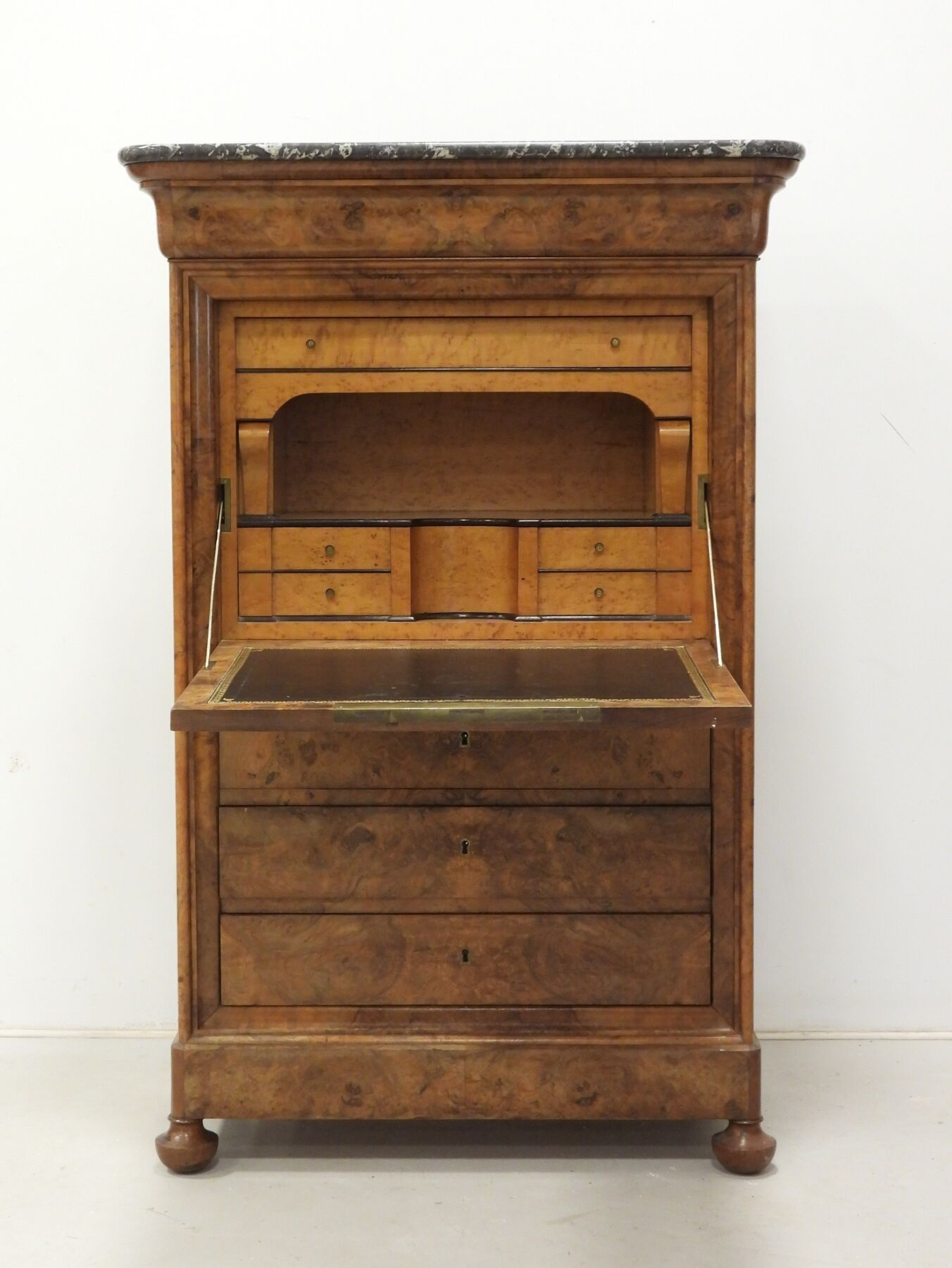 SECRETAIRE en placage de loupe de noyer ouvrant en façade pa…