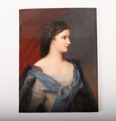 portrait d'une femme en robe bleue, un châle autour du cou