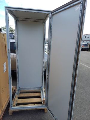une armoire métallique dont la porte était ouverte, au bord de la route