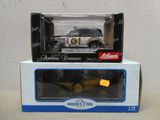 une boîte contenant une maquette de voiture, posée sur une table