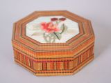 une petite boîte en bois décorée d'un motif de fleurs
