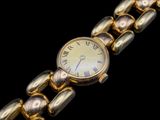 une image d'un gros plan d'une montre-bracelet sur un fond noir