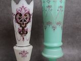 trois vases posés l'un à côté de l'autre sur une table