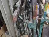 un grand nombre d'outils posés sur le sol