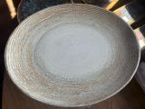 un bol posé sur une table