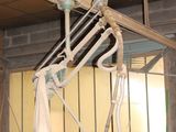 une photo d'un espace de travail avec une grue suspendue au plafond