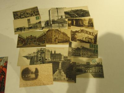 de nombreuses cartes postales anciennes accrochées au mur d'une pièce