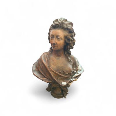 Important buste de jeune femme drapée en terre cuite.