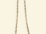 collier avec une chaîne en or et des perles sur fond blanc