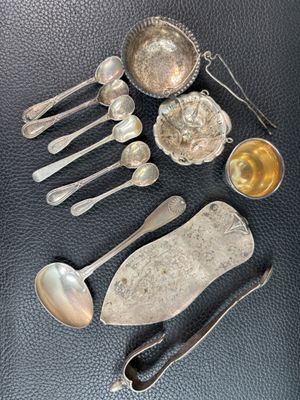 beaucoup de cuillères en argent et de cuillères sur la table