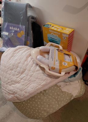 un lit de bébé dans un coin de la pièce