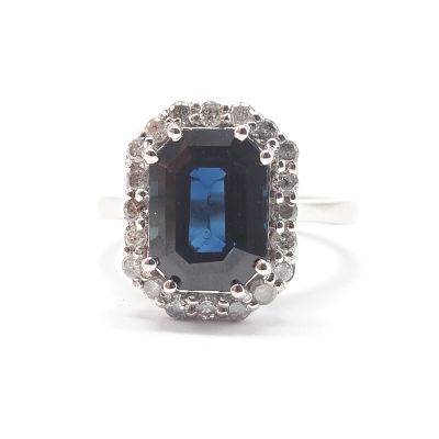 une image d'une bague en saphir bleu et diamant sur fond blanc