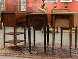 deux tables en bois avec tiroirs dans une pièce