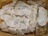 une boîte remplie de morceaux de roche blanche