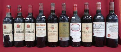 plusieurs bouteilles de vin sont alignées sur une table