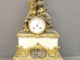 une horloge posée sur une table