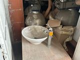 une petite table sur laquelle se trouve un bol, dans une pièce