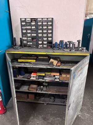 un établi avec de nombreux outils dans un garage