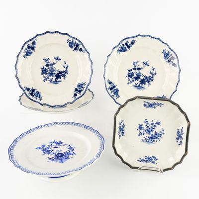 trois assiettes bleues et blanches ornées de fleurs sur un fond blanc