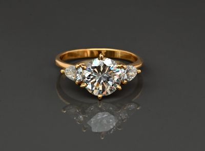 Importante bague en or jaune 18k sertie d'un diamant de 2,2c…