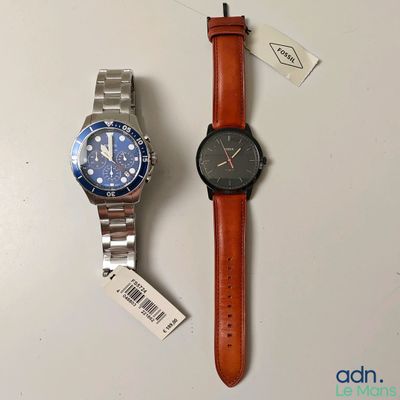 deux montres assises l'une à côté de l'autre sur une table