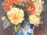 une peinture de fleurs dans un vase bleu sur une table
