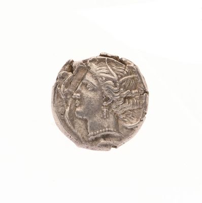 Gros plan sur une pièce de monnaie en argent portant un visage de femme