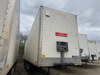 deux semi-remorques blanches garées sur un parking