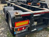 un gros plan d'un camion équipé d'une grue à l'arrière