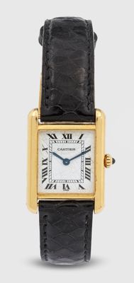 une image représentant une montre dorée et noire avec des chiffres romains