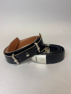 ceinture en cuir noir avec des boucles argentées et une boucle argentée