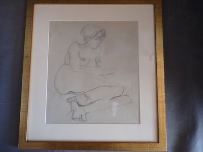 dessin encadré représentant une femme assise à genoux, dans un cadre en bois