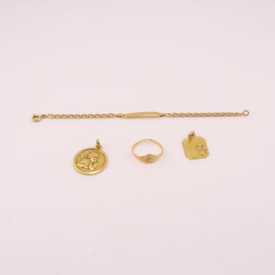 un bracelet, une bague et un collier en or, orné d'une pièce de monnaie