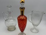 trois vases en verre posés l'un à côté de l'autre sur une table