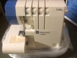 une machine à coudre posée sur une table