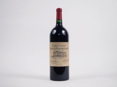 gros plan d'une bouteille de vin sur fond blanc