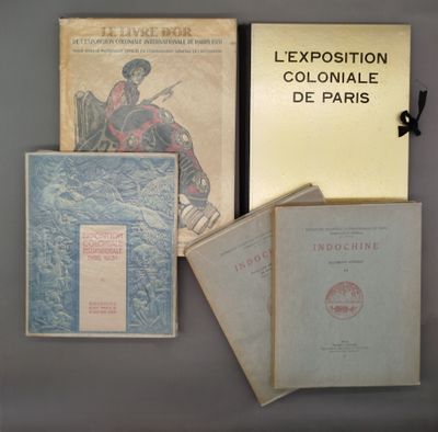 plusieurs livres sont posés sur une table les uns à côté des autres