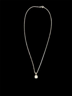 un collier en argent avec un pendentif de forme carrée au bout d'une chaîne
