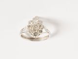 gros plan d'une bague en diamant sur une surface blanche