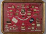une photo d'un tableau représentant une femme, sur fond rouge