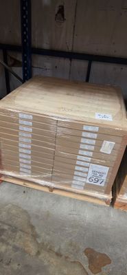 une pile de cartons posée sur une palette dans un entrepôt