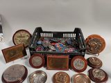 beaucoup de pièces et de médailles sur la table