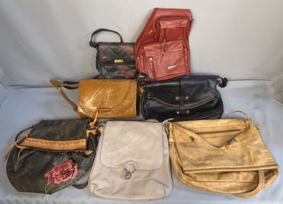Lot de 7 sacs à main divers en cuir de couleur et forme dive…