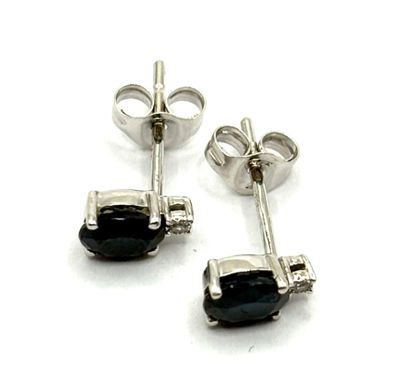Paire de clous d'oreilles en or gris 9k 375ml agrémentés de …