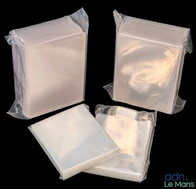 quatre sacs en plastique transparent empilés les uns sur les autres