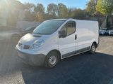 la photo d'une camionnette blanche garée sur un parking